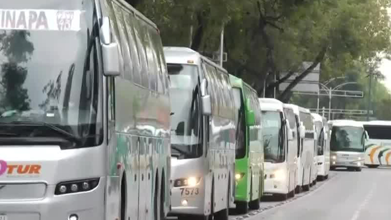 Normalistas de Ayotzinapa desfilan por Paseo de la Reforma, hay cierre en ambos sentidos