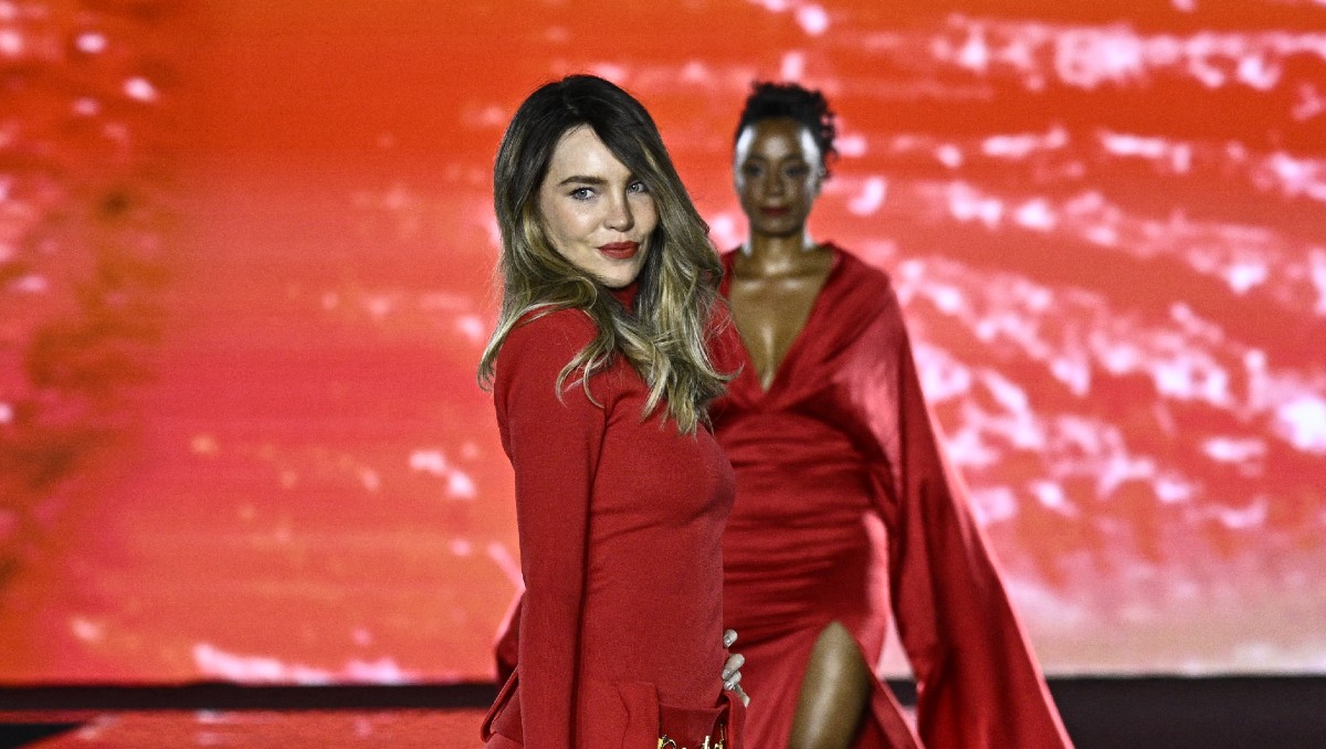 Redes aseguran que Belinda LLORÓ por su CAÍDA en pasarela Fashion Week París 2024. | AFP