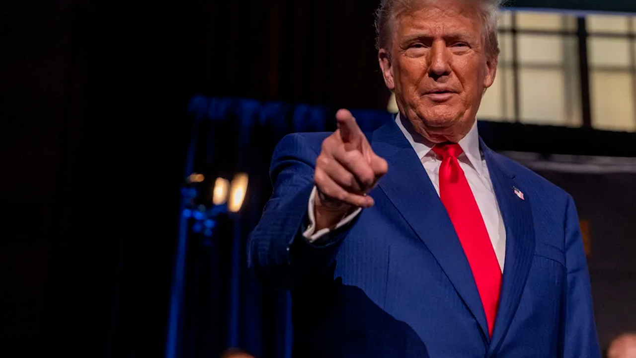 Trump amenaza con aranceles del 200% a John Deere si traslada su producción a México
