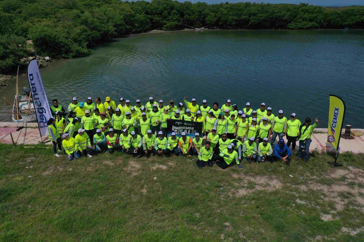 Voluntarios ayudaron durante la limpieza del manglar en Yucatán (foto: especial)