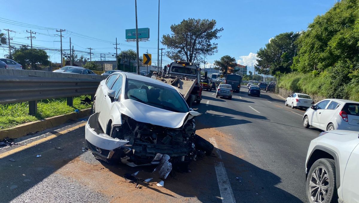 Tras el accidente, la vialidad se vio afectada por más de dos horas / Pamela Villanueva.