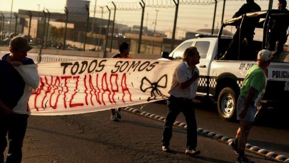 Familiares de los 43 desaparecidos de Ayotzinapa se reúnen en el antimonumento de la CdMx