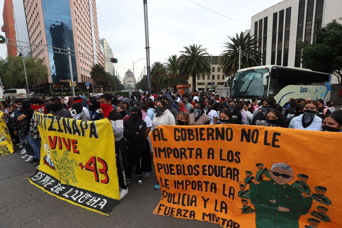 Las imágenes de los estudiantes desaparecidos fueron colocadas al frente. (Foto: Jorge Carballo)