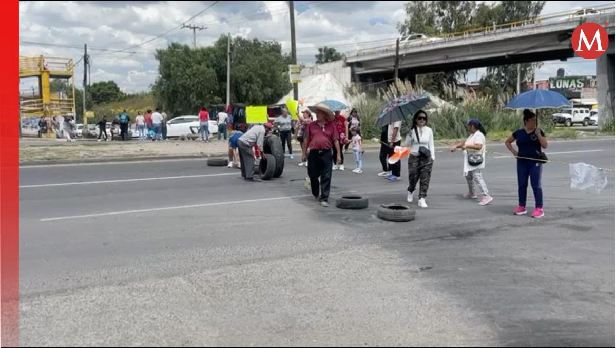 Manifestantes bloquean la carretera Lechería-Texcoco luego de que les prometieran el acceso al agua. Foto: (Juan Camacho)