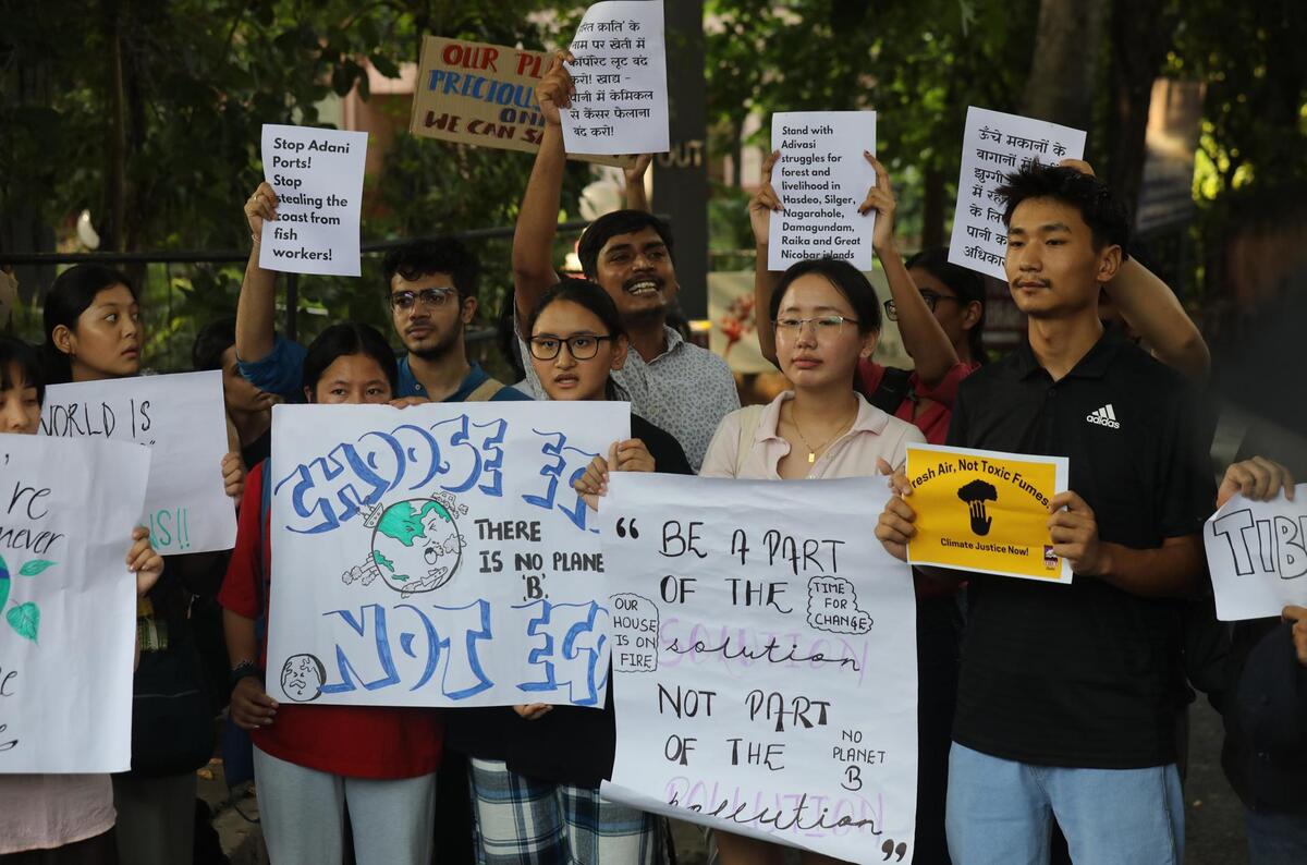 Manifestantes sostienen pancartas durante una marchas por el clima de Fridays for Future (FFF) en Nueva Delhi. | EFE