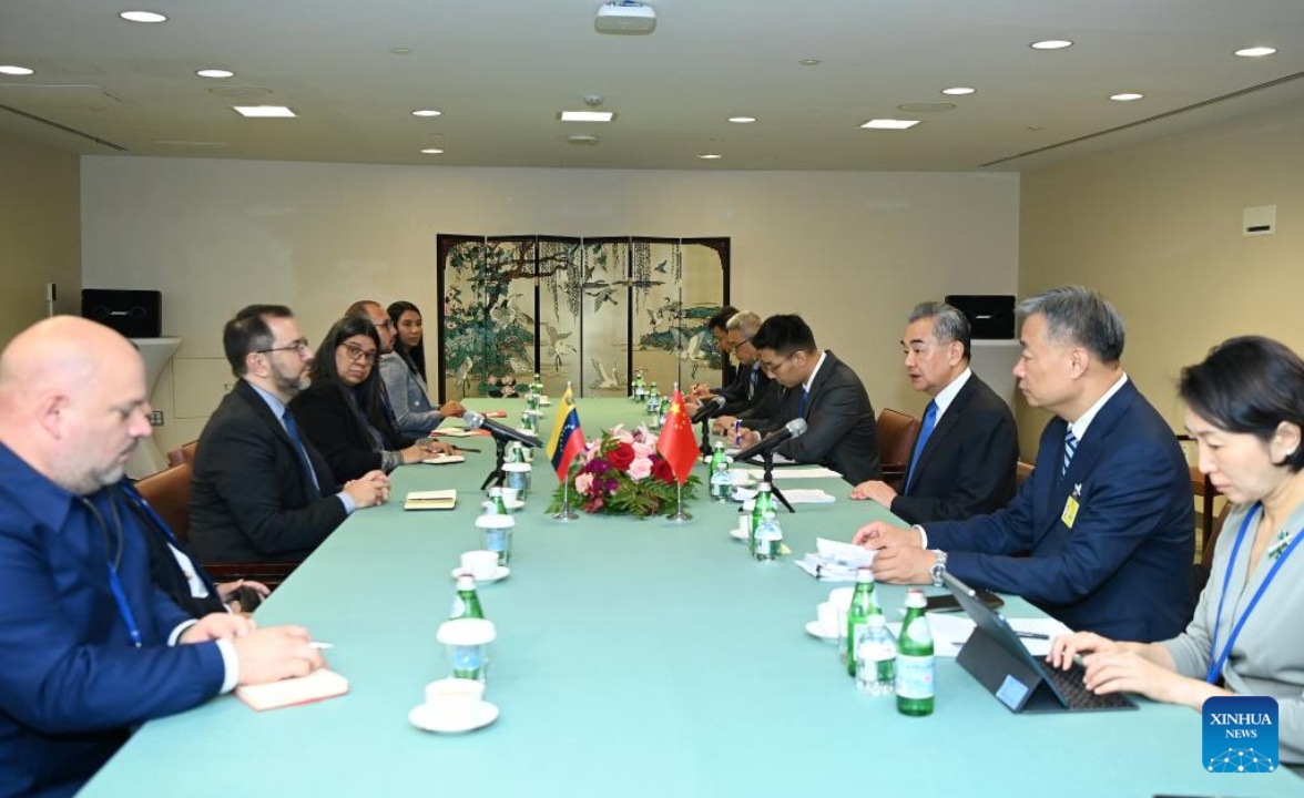 El ministro de Relaciones Exteriores de China, Wang Yi, se reunió con su homólogo de Venezuela, Yvan Gil. (Xinhua/Li Rui)