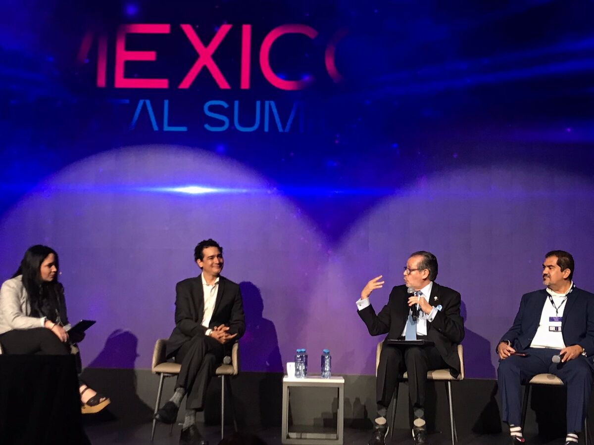 Panel de expertos en el "México Digital Summit", abordando el marco regulatorio y la ciberseguridad en la industria tecnológica.