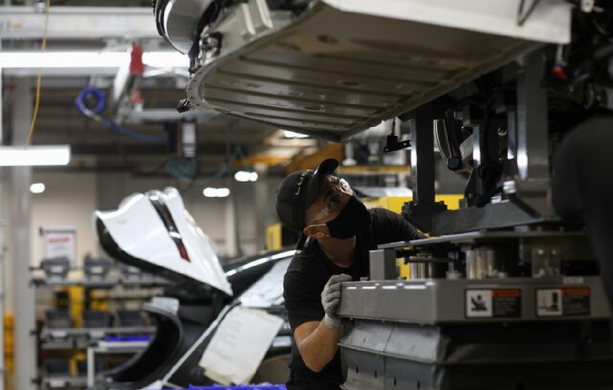 Trabajador hispano en fábrica de autos en Arizona (Reuters)