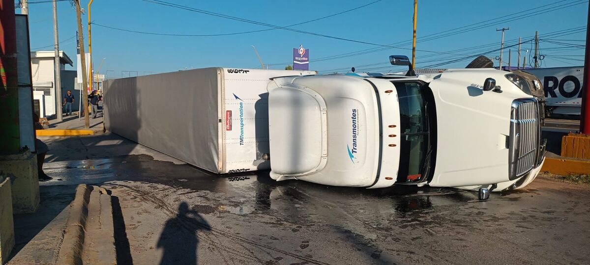 El trailer quedó de lado sobre la carretera (Especial)