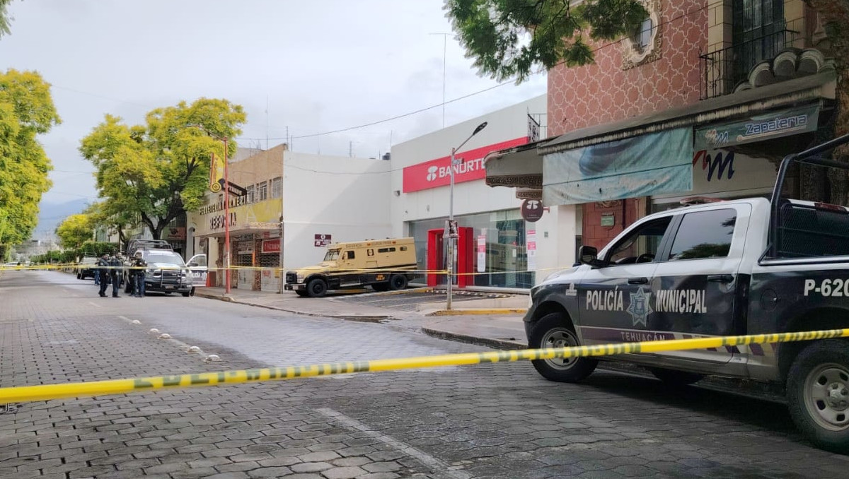 Empleado de empresa de valores dispara contra hombre en banco de Tehuacán | Especial