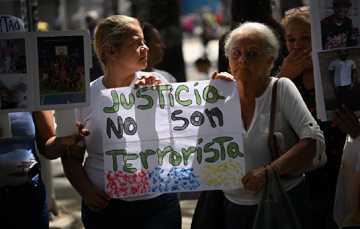 Manifestación de familiares de detenidos en la fiscalía de Caracas (AFP)