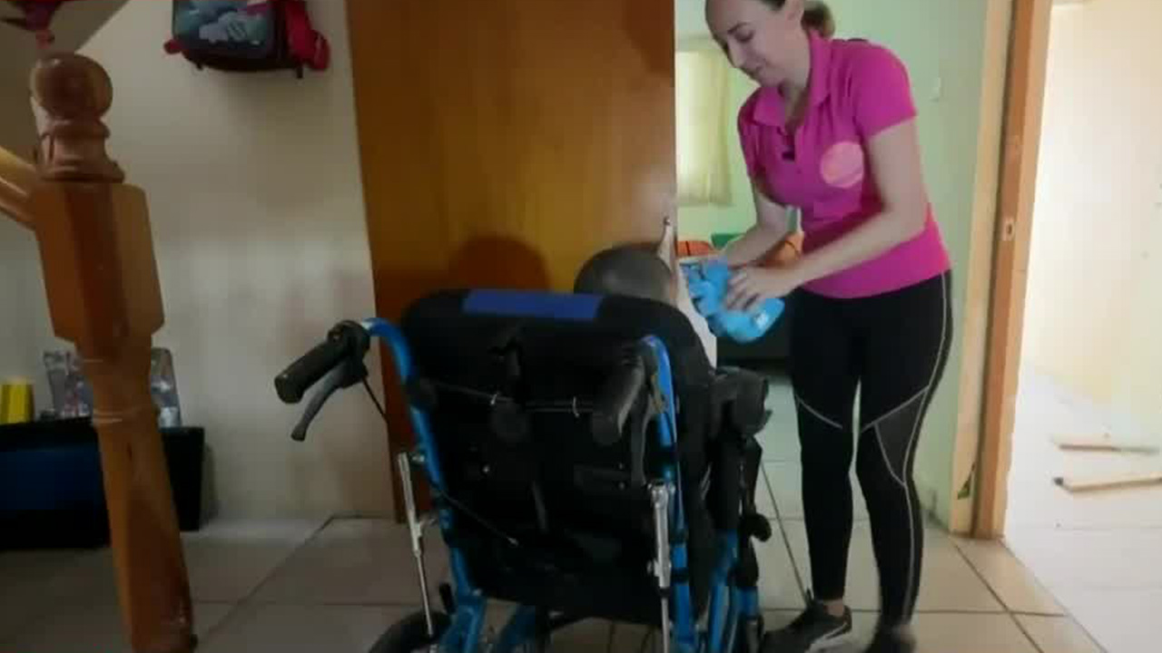 Mujer gana juicio contra injusticias laborales a cuidadoras de familiares discapacitados