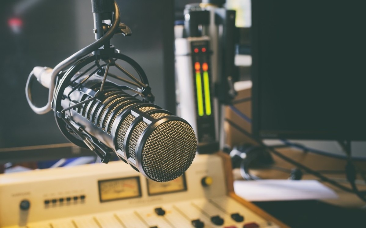 Esta prórroga da seguridad jurídica a los concesionarios para seguir brindando el servicio de radiodifusión en las bandas de AM y FM.