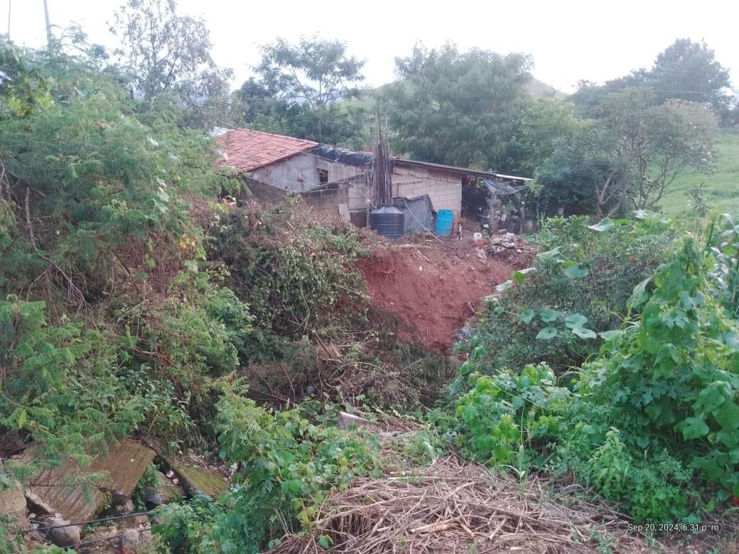 Zona de Tejupilco en riesgo de deslave.