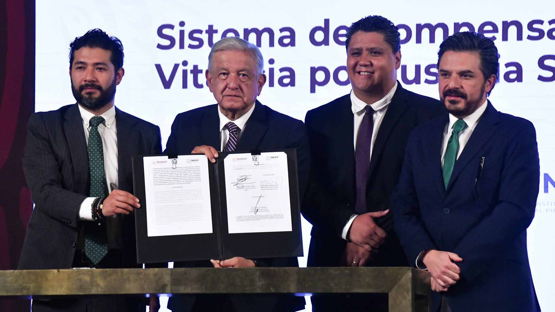 AMLO firma Sistema de Compensación Vitalicia por Justicia Social