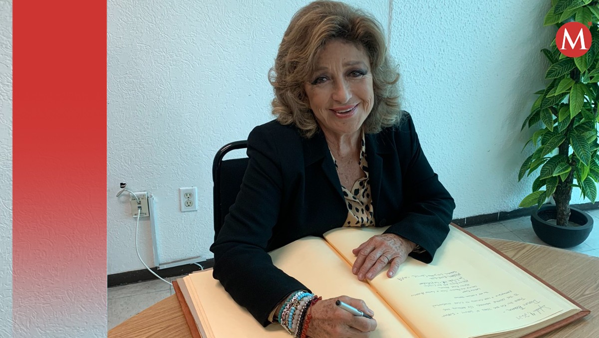Angélica María va a Indautor y redes dicen que renovó el título 'Novia de México'. | X @IndautorMexico