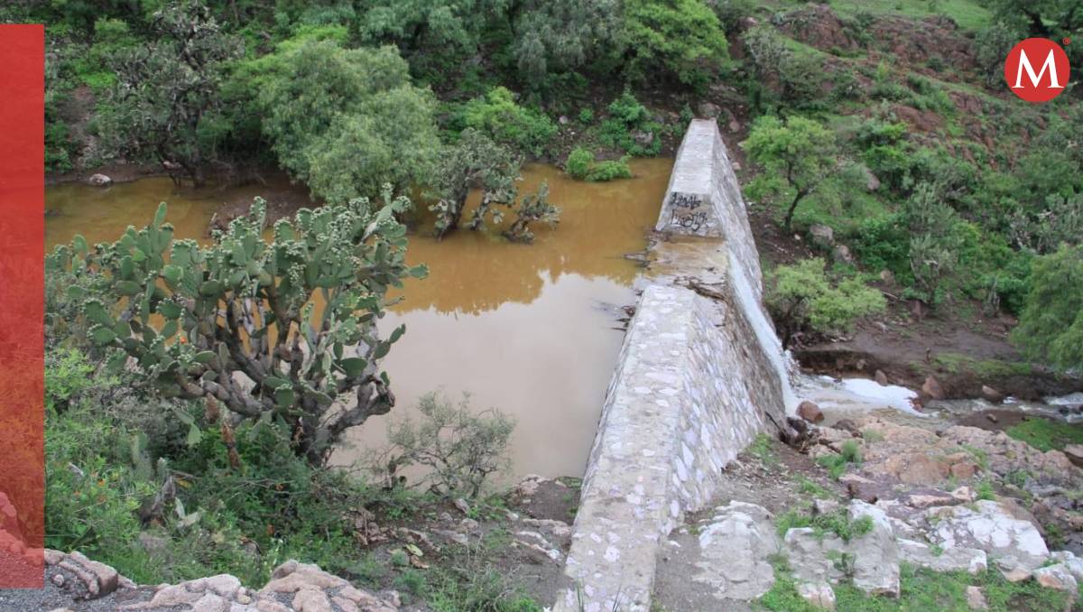 Autoridades de Ecatepec advierten sobre riesgo de deslaves en la Sierra de Guadalupe por las fuertes lluvias recientes.