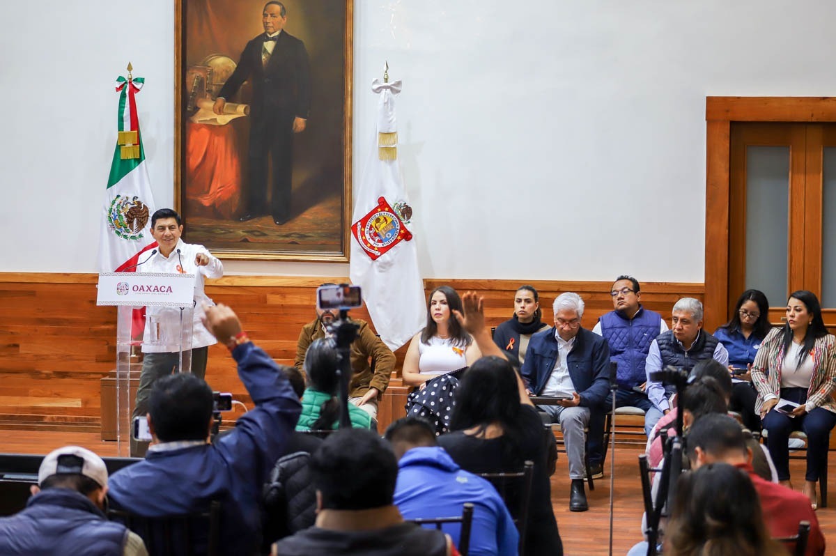 El gobernador Salomón Jara Cruz ofrece refugios a personas afectadas a lo largo del estado (foto: especial)