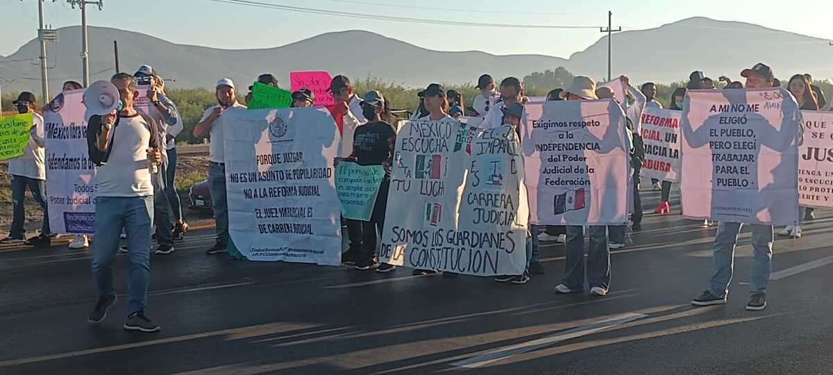 Por segunda ocasión trabajadores del poder judicial de la federación bloqueo en la carretera Torreón-Saltillo. | Especial