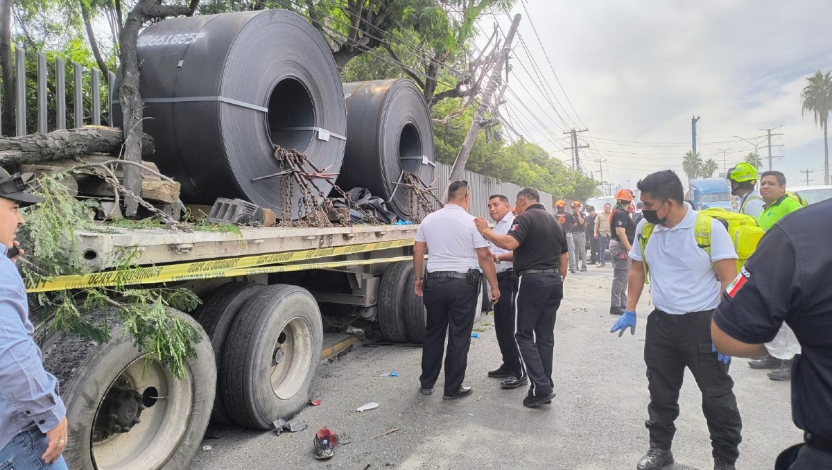 Tráiler con rollos de acero choca contra parada en avenida Miguel Alemán en Apodaca / Especial