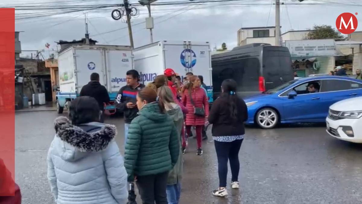 Vecinos de la colonia Sauces bloquean calles para exigir reencarpetamiento urgente por baches y daños. Mellisa López