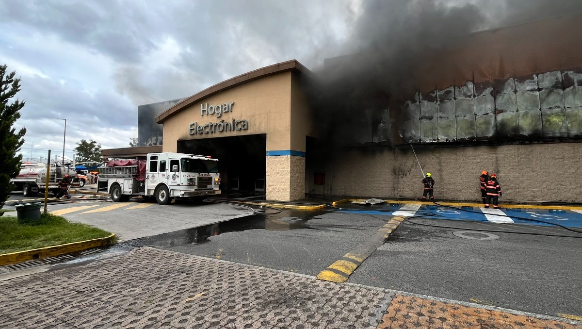 Bomberos combaten incendio en tienda ubicada en Zapopan (Cortesía)