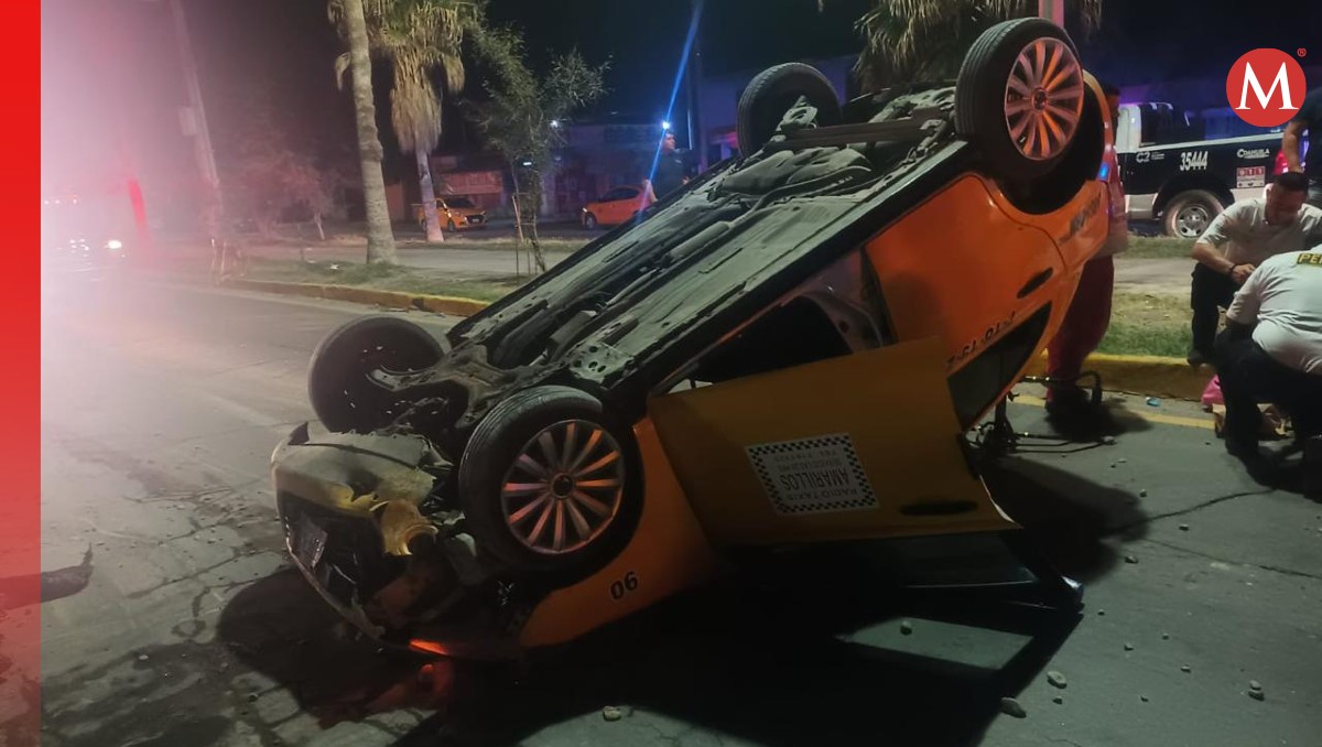 El taxi quedó con las llantas hacia arriba en el bulevar Laguna (Especial)