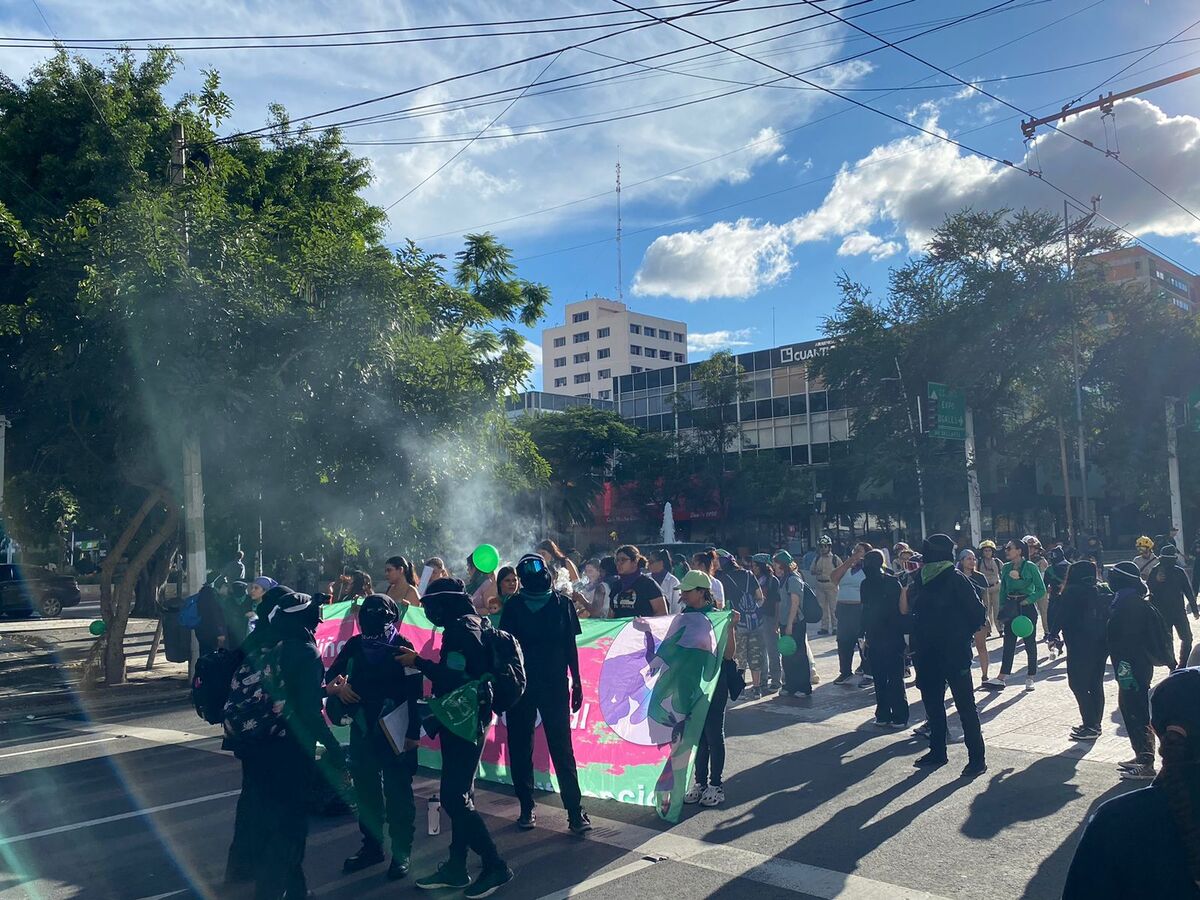 Paso del contingente de feministas que están a favor de legalizar el aborto. (Gloria Reza)
