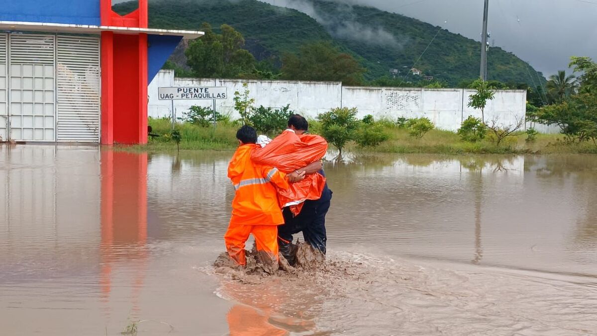 Rescatistas salvaguardaron la vida de cinco personas y un perro en Petaquillo (foto: especial)