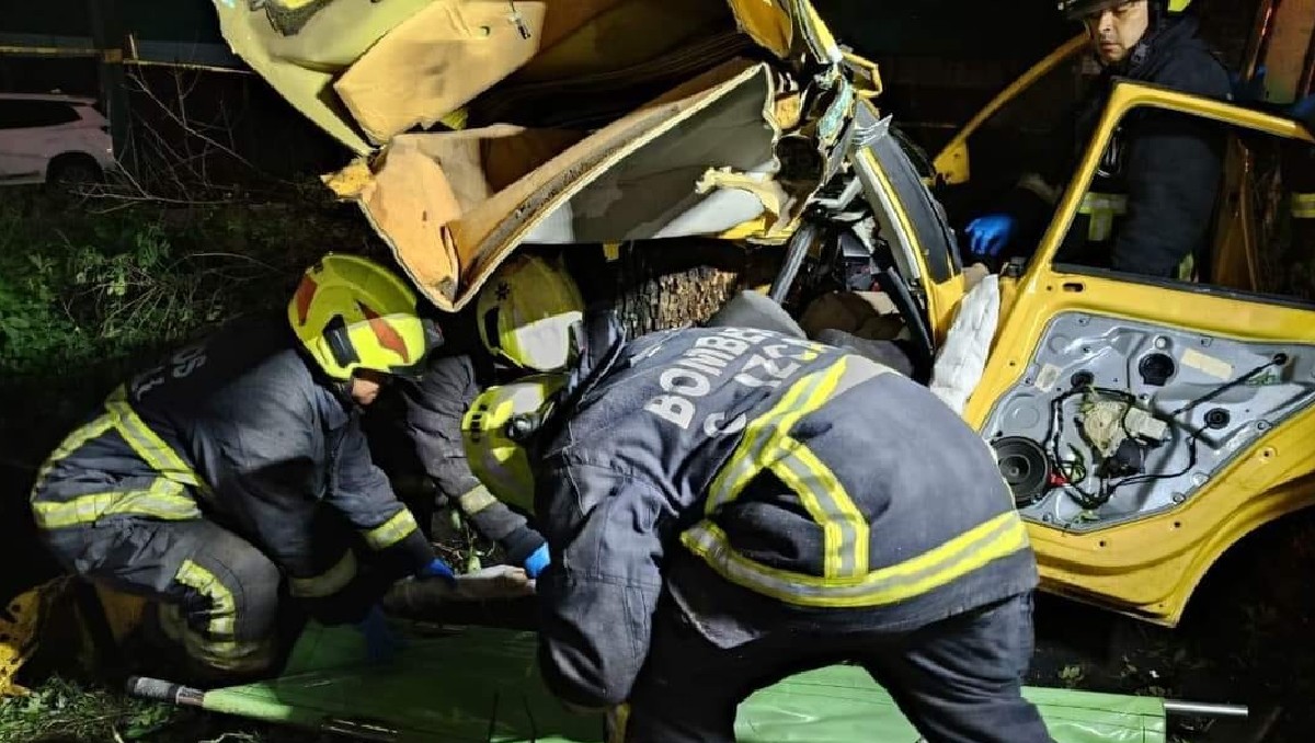 El automóvil quedó destruido tras el choque en la carretera México-Querétaro. Foto: (Especial)