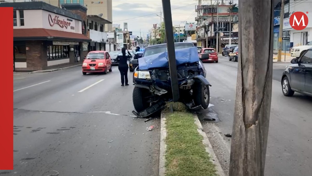 Camioneta choca en avenida Hidalgo de Tampico. (Sandra Sosa)