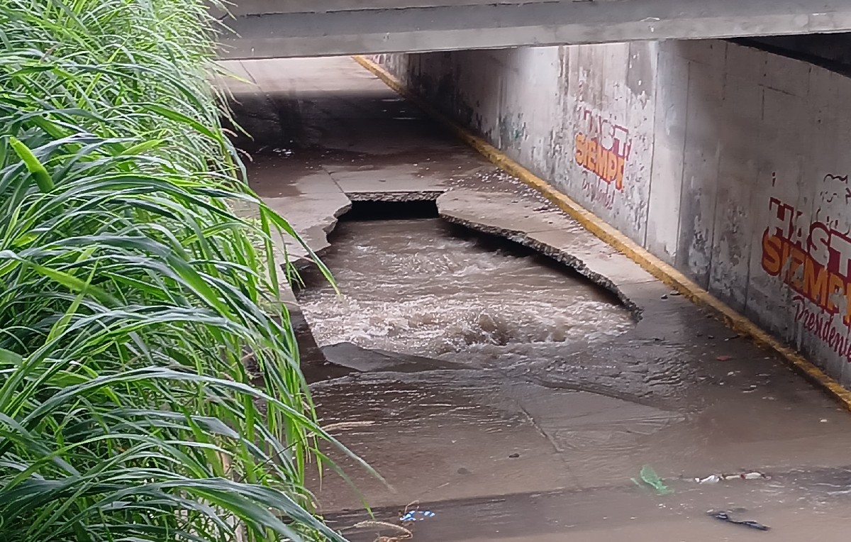 Colapso bajo un puente vehicular en Chilpancingo (Foto: Rogelio Agustín)