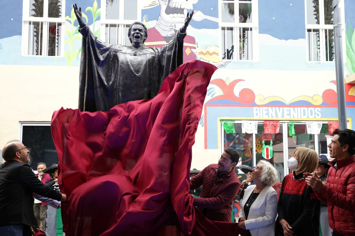 Develan escultura de Chavela Vargas en Plaza Garibaldi | Foto: Alma Paola Wong