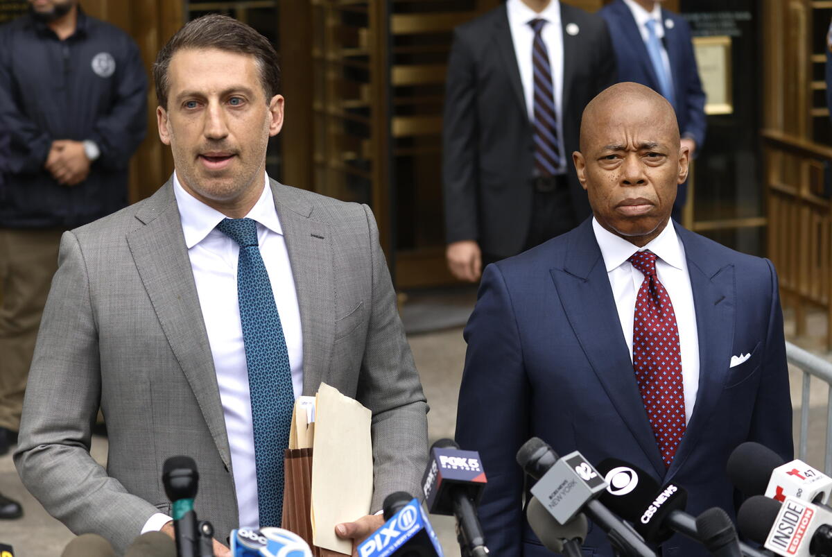 El alcalde de la ciudad de Nueva York, Eric Adams (R), escucha mientras su abogado Alex Spiro habla fuera de la corte federal en Nueva York | EFE
