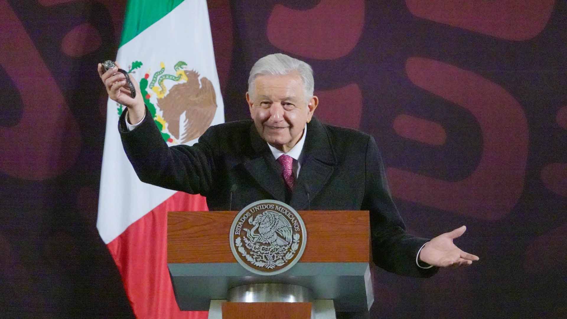 AMLO cumplió y rifó su reloj entre los reporteros de La Mañanera; “Se van a rayar”