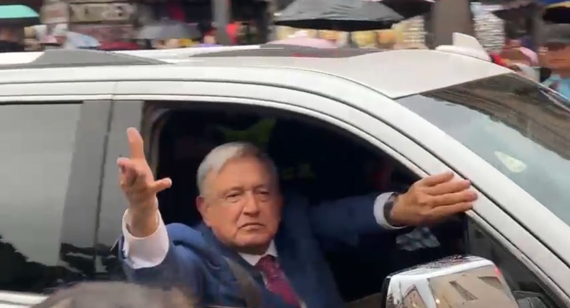 AMLO se despide de sus simpatizantes en su último día como presidente | Foto: Especial