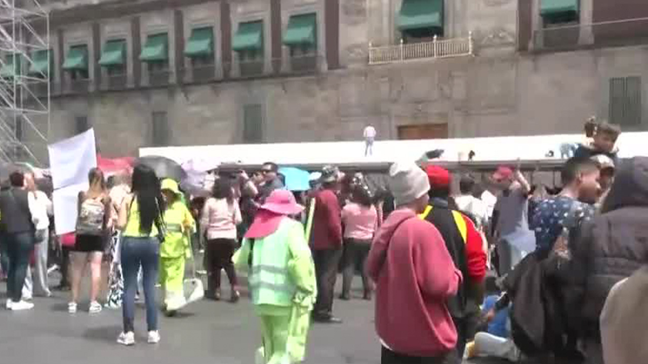 Se armó la fiesta afuera de Palacio Nacional; 500 simpatizantes esperan poder verlo