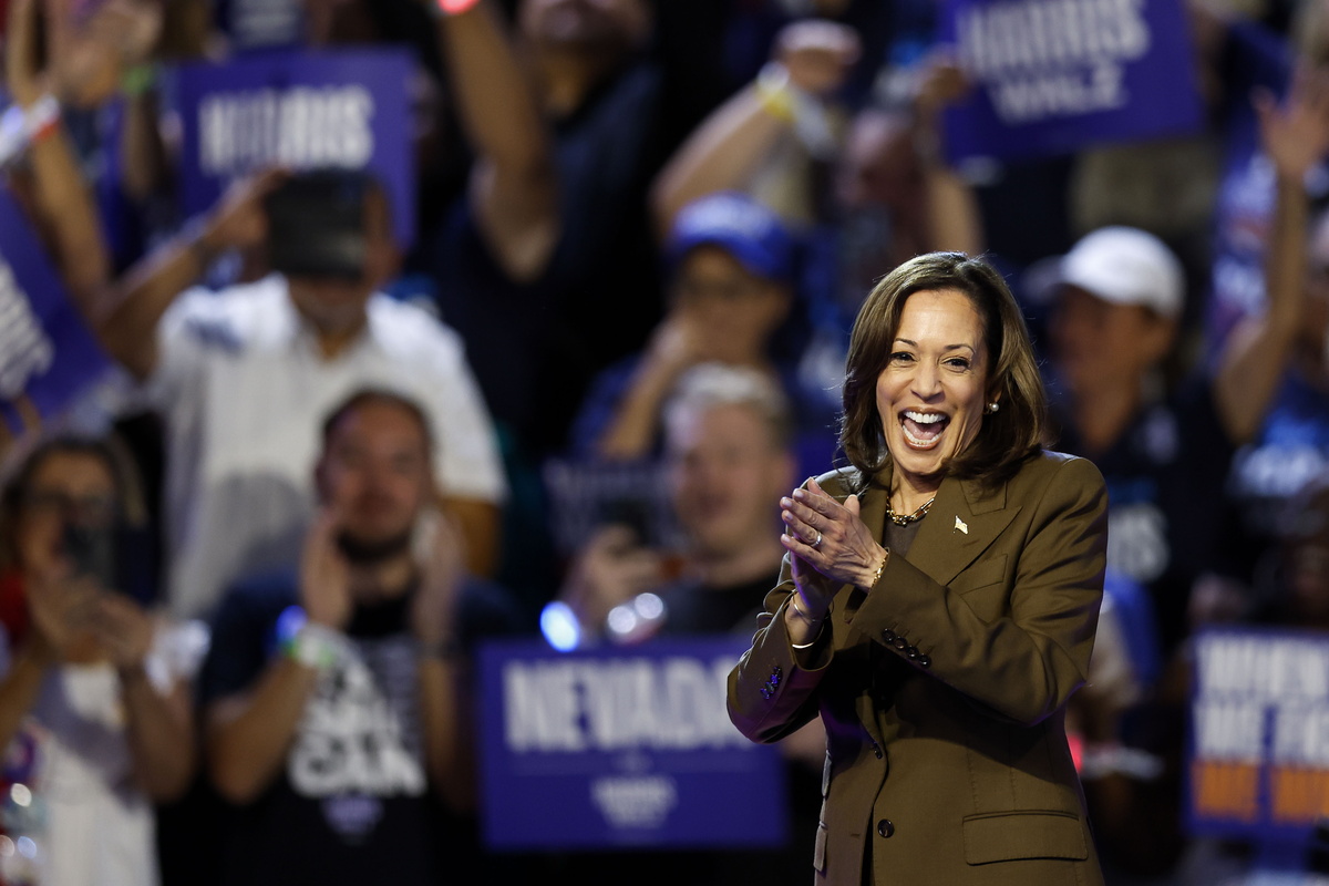 La candidata presidencial demócrata, la vicepresidenta estadounidense Kamala Harris, llega a un mitin de campaña en Las Vegas, Nevada | Foto: EFE