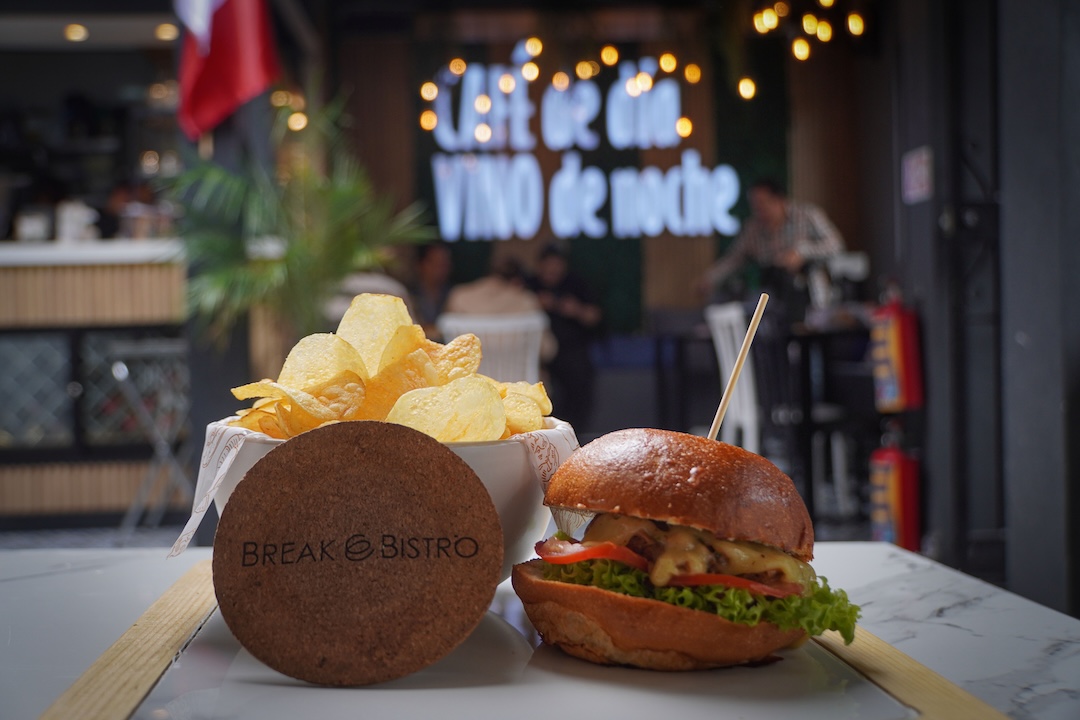 Por la celebración, regaló 100 hamburguesas en la sucursal Coapa en CDMX. (Juan Carlos Fernández)