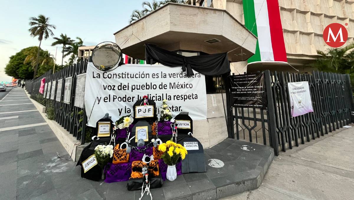 Colocan altar de muertos como protesta en el Poder Judicial de Tampico. (Erik E. Saldaña)