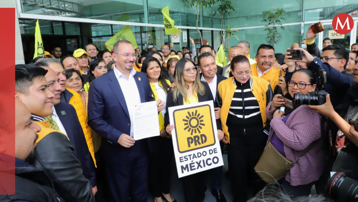 El coordinador parlamentario del PRD Edomex presentó la solicitud de registro al IEEM. Foto: (Iván Carmona)
