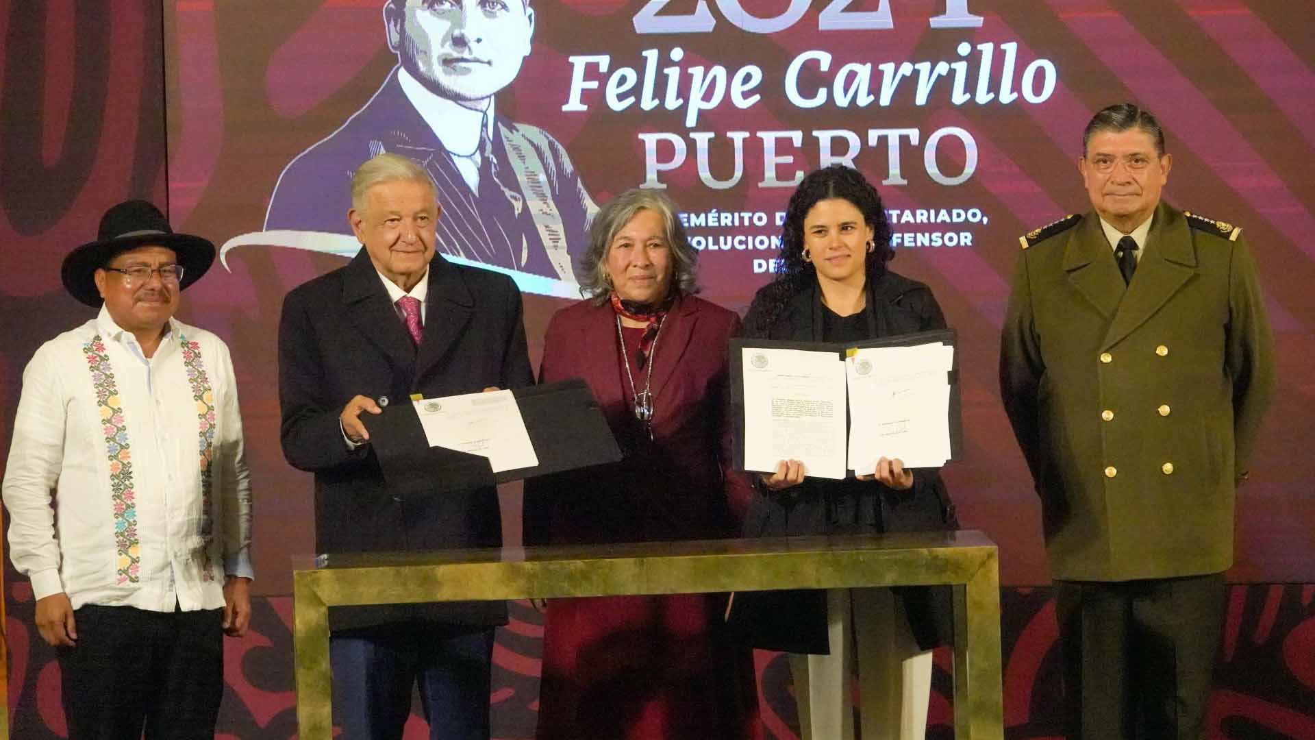 En su última mañanera, AMLO firma dos reformas constitucionales