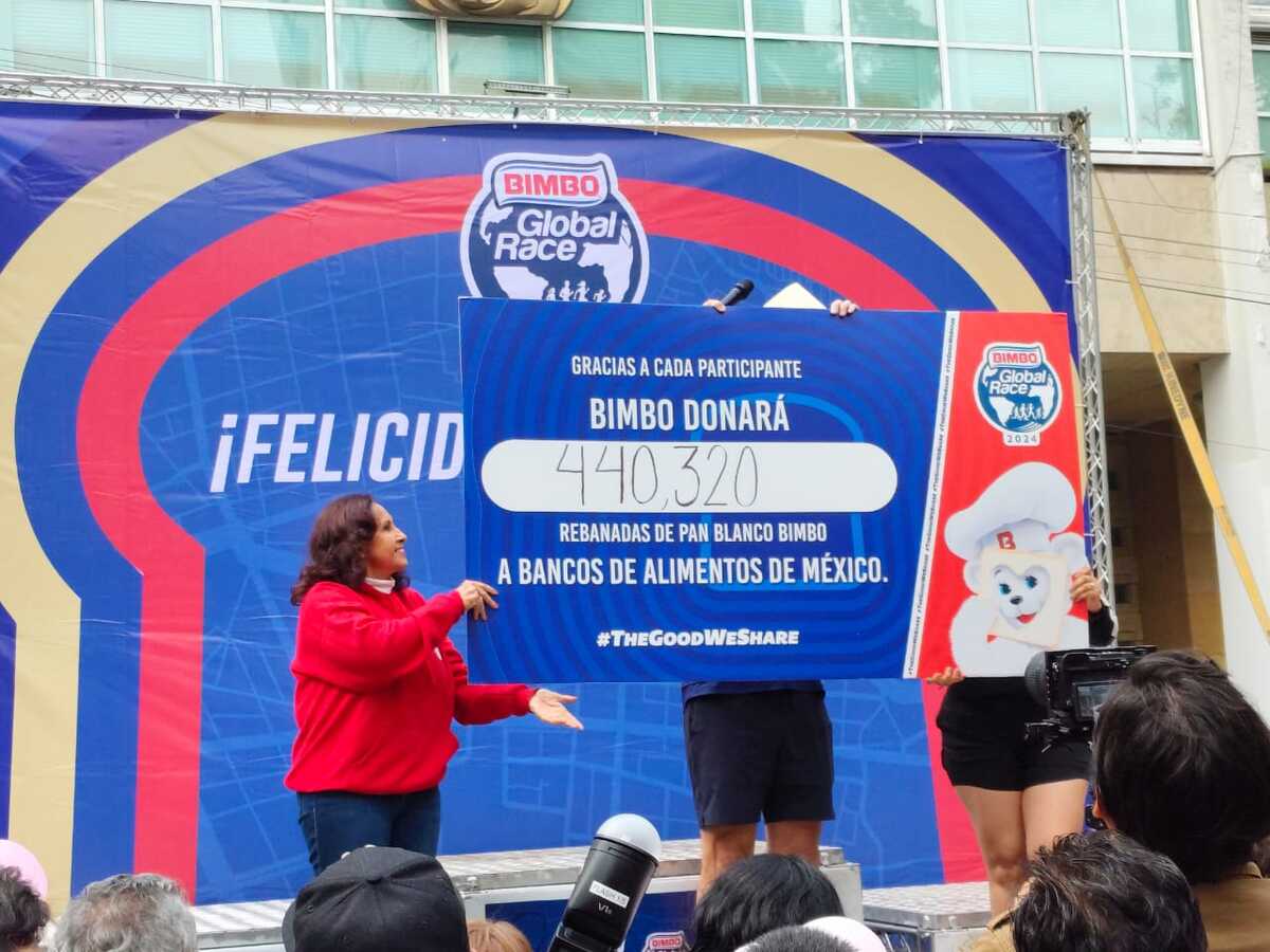La entrega simbólica del donativo para Banco de Alimentos / Adriana Jiménez