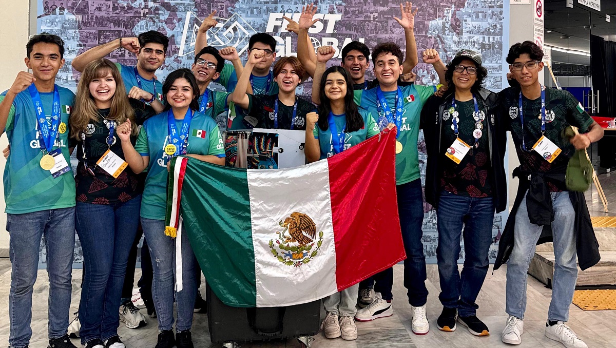 Jóvenes que representaron a México en el First Global Challenge 2024 en Atenas, Grecia. (cortesía)