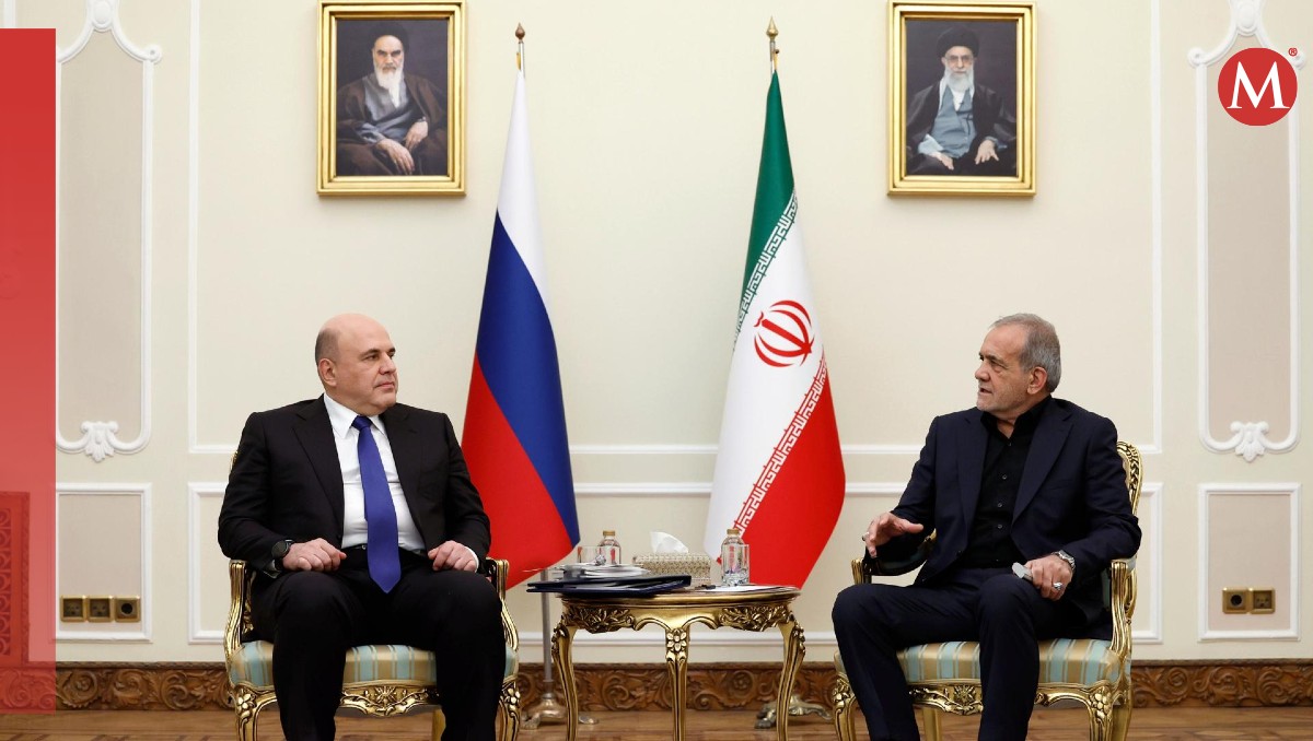 El primer ministro ruso Mijaíl Mishustin junto al presidente iraní Masud Pezeshkian. | EFE