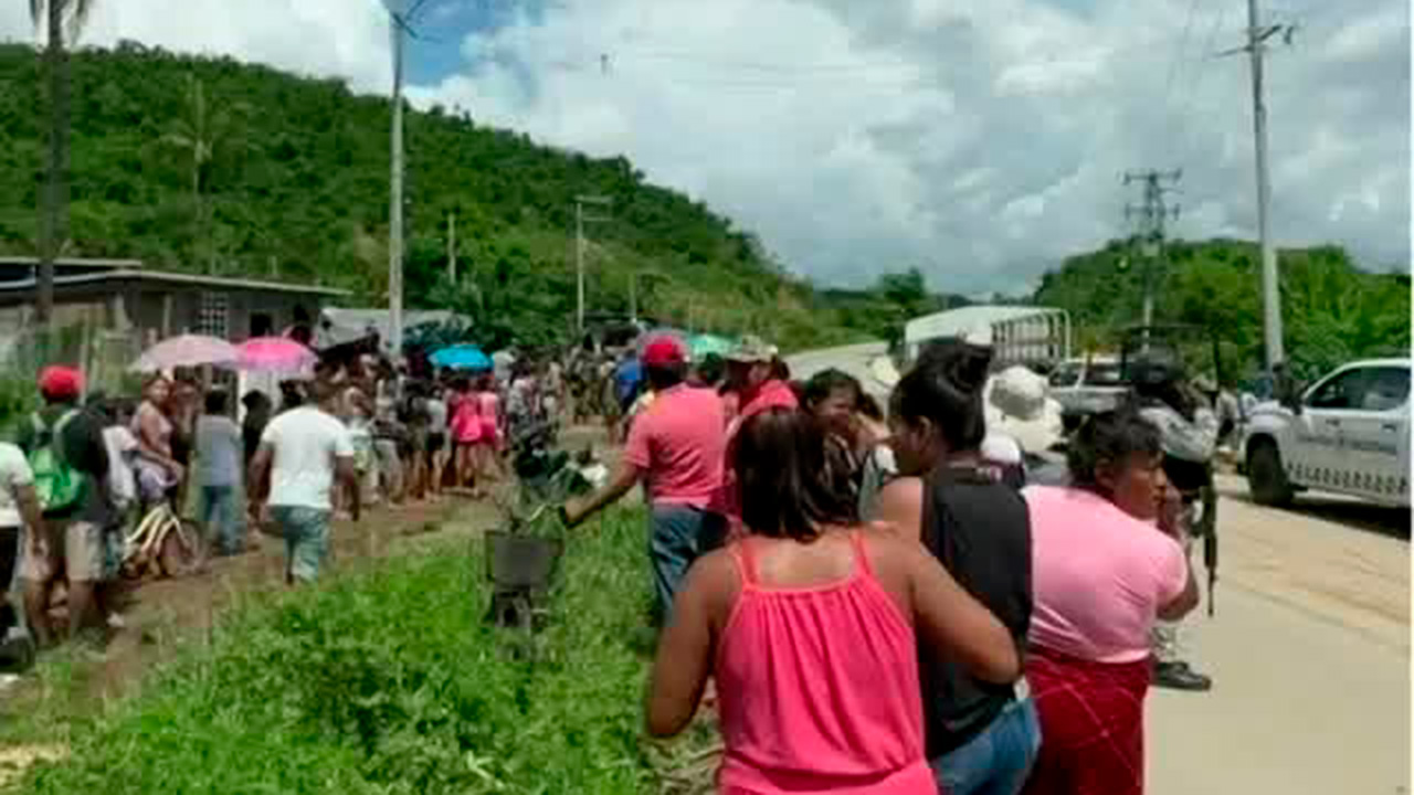 Sedena y Guardia Nacional llegan con víveres a afectados en Acapulco por huracán 'John'