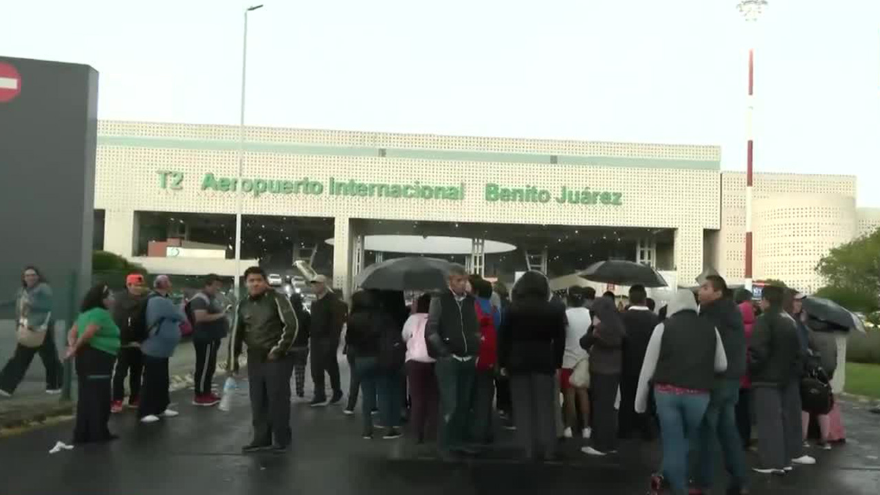 Trabajadores bloquean la terminal dos del Aeropuerto Internacional de la CdMx