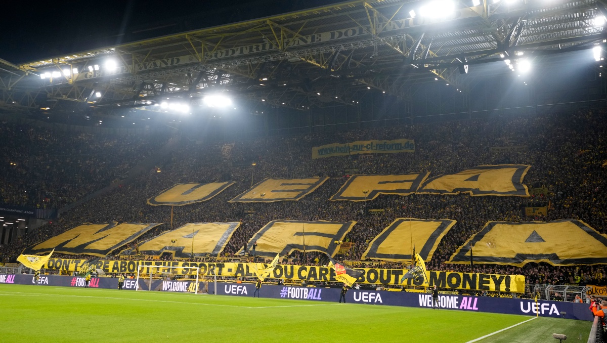 Aficionados de Borussia Dortmund repudian la nueva Champions League con una manta (AP)