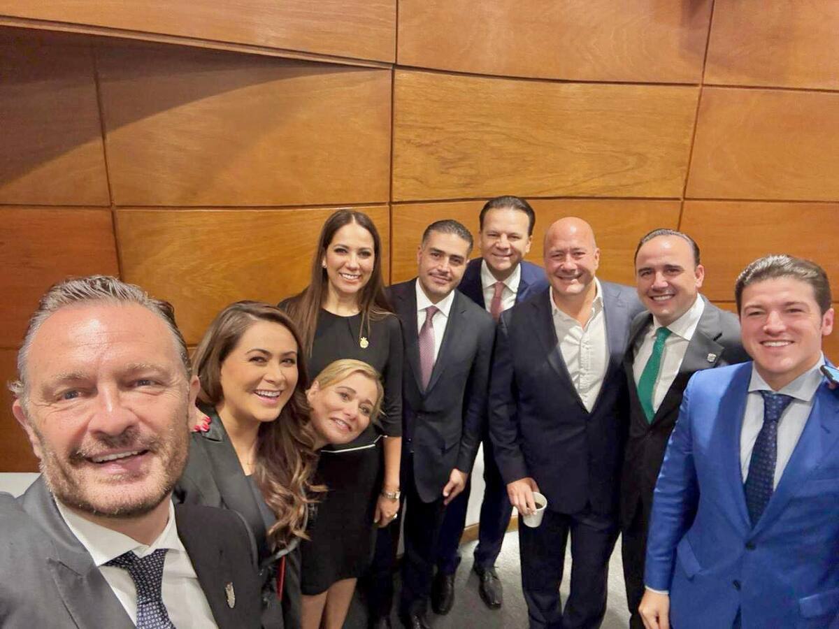 Esteban Villegas felicita a Claudia Shienbaum. | Especial