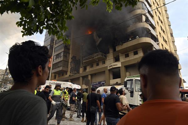 El humo se eleva desde un edificio tras un ataque militar israelí en los suburbios del sur de Beirut, Líbano | Foto: EFE